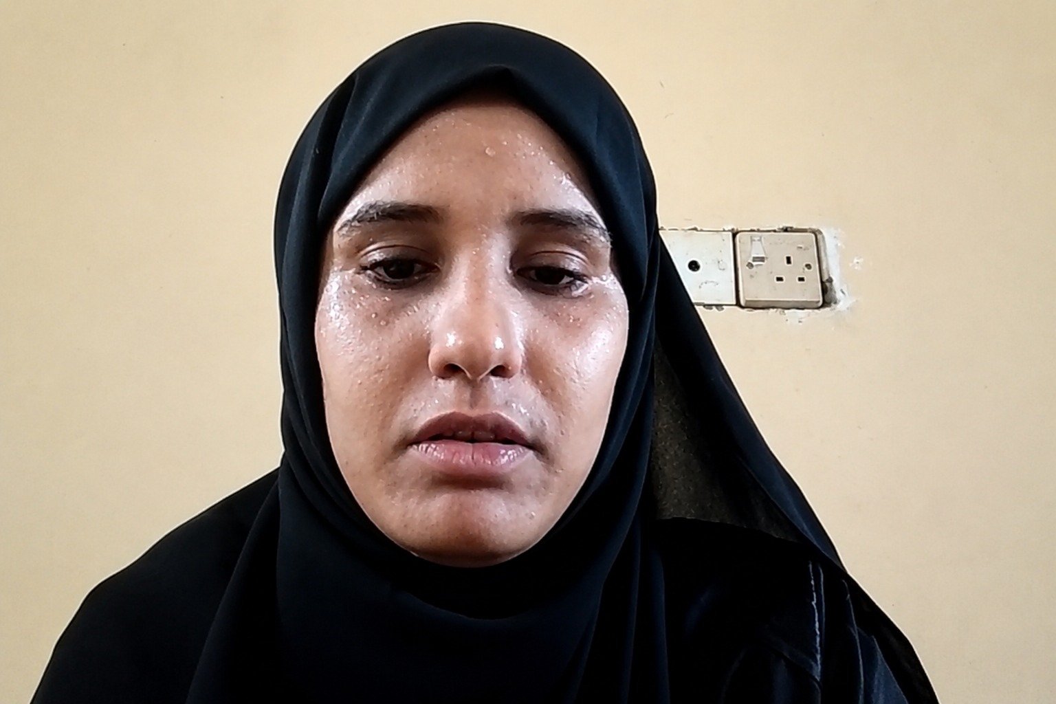 ناشطة يمنية تتهم عناصر حوثية بالتحرش بها وتقييد حركة النساء في الحديدة