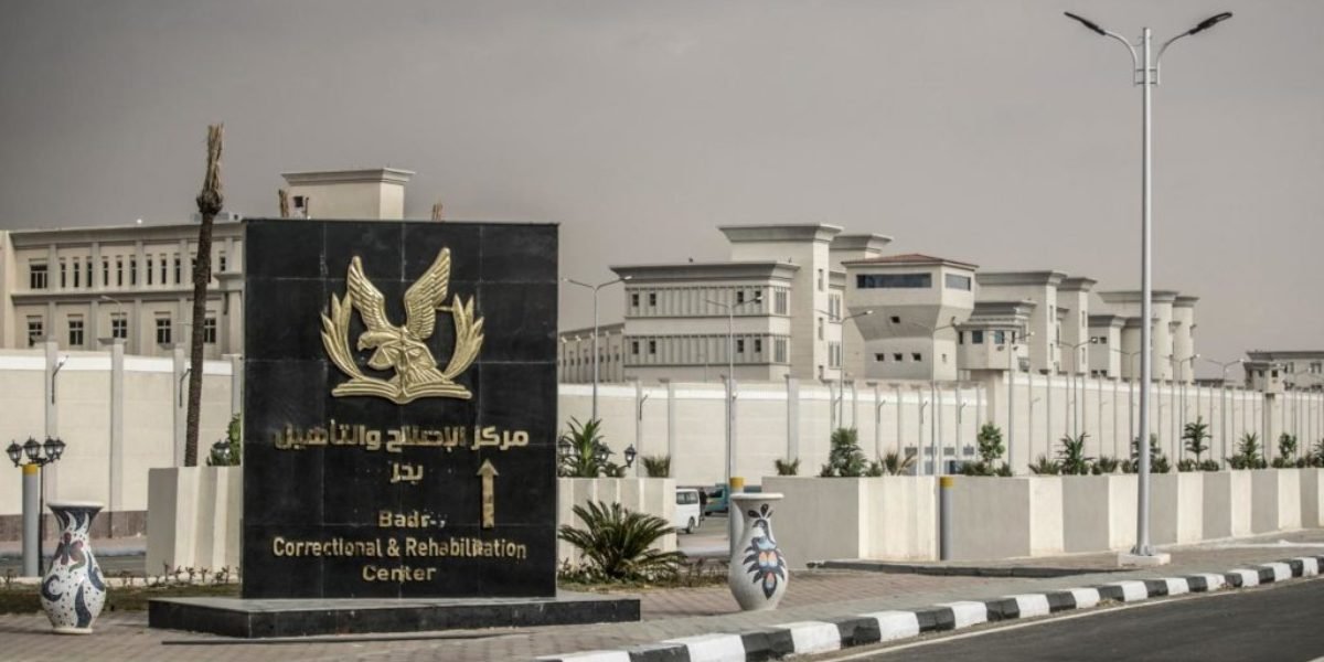 وفاة نزيل داخل سجن بدر في مصر.. ومحاميته تتهم بتأخير علاجه وتطالب بالتحقيق