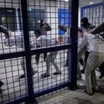 إهمال طبي يهدد حياة أسرى فلسطينيين.. طفل يخضع لعملية قلب مفتوح وأسير يفقد قدمه