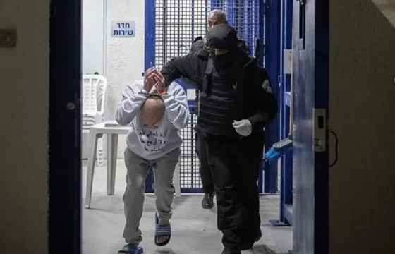 تحرك قانوني لملاحقة المسؤولين عن الانتهاكات بحق الأسرى الفلسطينيين