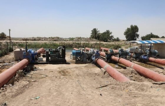 شطٌّ مبطّن تُرفع مياهه بالضخّ..
