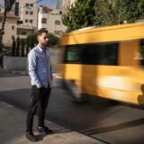 350 ألف فلسطيني يتابعونه لمعرفة الطريق.. حكاية أنس حطاب و”أحوال الطرق”