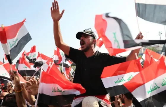 في الذكرى السابعة لاحتجاجات تشرين.. 150 عراقيًا يتظاهرون في بغداد