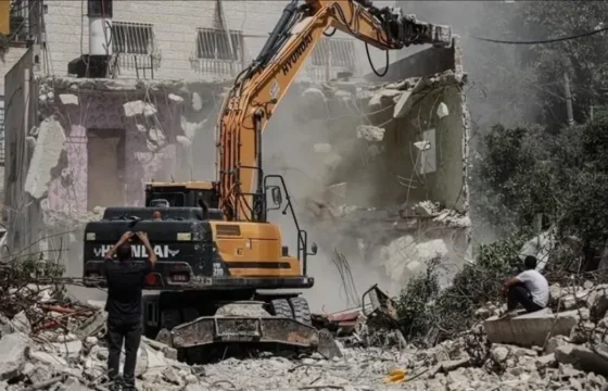 الاحتلال يستهدف المؤسسات الحقوقية ويهدم منازل الفلسطينيين في الضفة الغربية