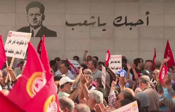 مسيرة في تونس تطالب برحيل النظام وضمان الحريات